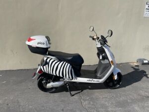 (NEW IN BOX) DAZZ SMART ELECTRIC SCOOTER MANUFACTURED BY ELYX SMART TEXHNOLOGY CO. LTD., 2000W RATED POWER, 30 MPH MAX SPEED, DUAL HYDRAULIC DISK BRAKES, 3-MODE RIDING SELECTOR SWITCH, LCD SCREEN, COMES W/ A SINGLE PORTABLE HIGH PERFORMANCE 60V/30AH LITHI