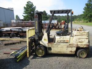 HYSTER 100XL 11,600 POUND CAPACITY FORKLIFT (NEEDS REPAIR/ OR FOR PARTS)