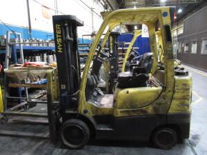 HYSTER S60FT 5,500 POUND CAPACITY FORKLIFT (NEEDS REPAIR/ OR FOR PARTS)