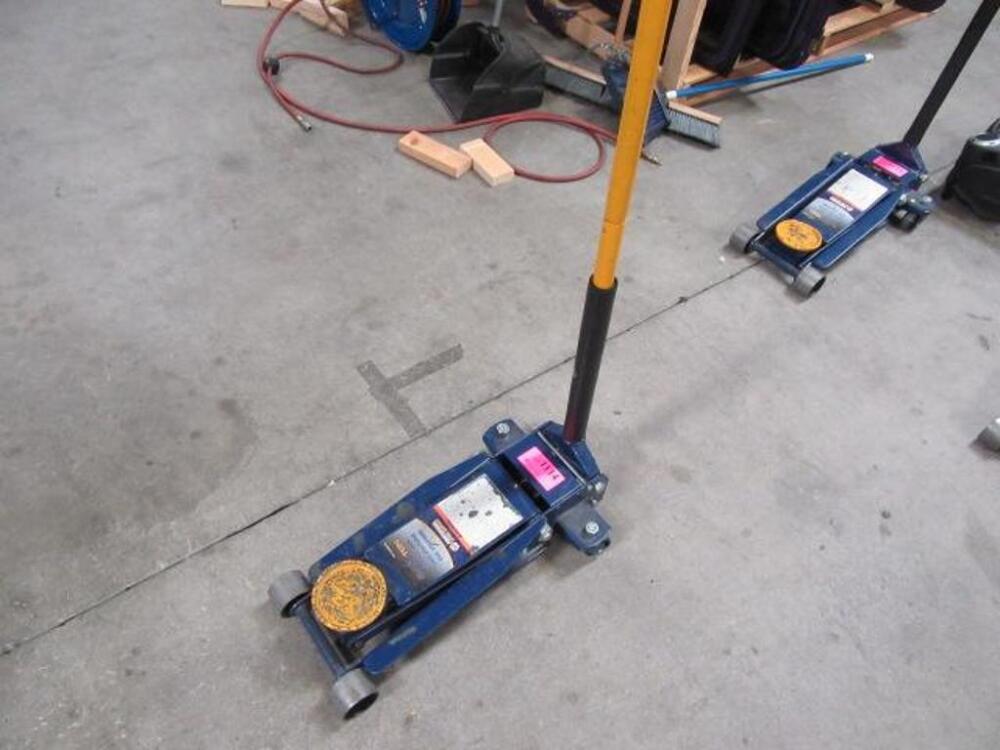 Napa 3 1 2 Ton Service Jack Located At 4502 Brickell